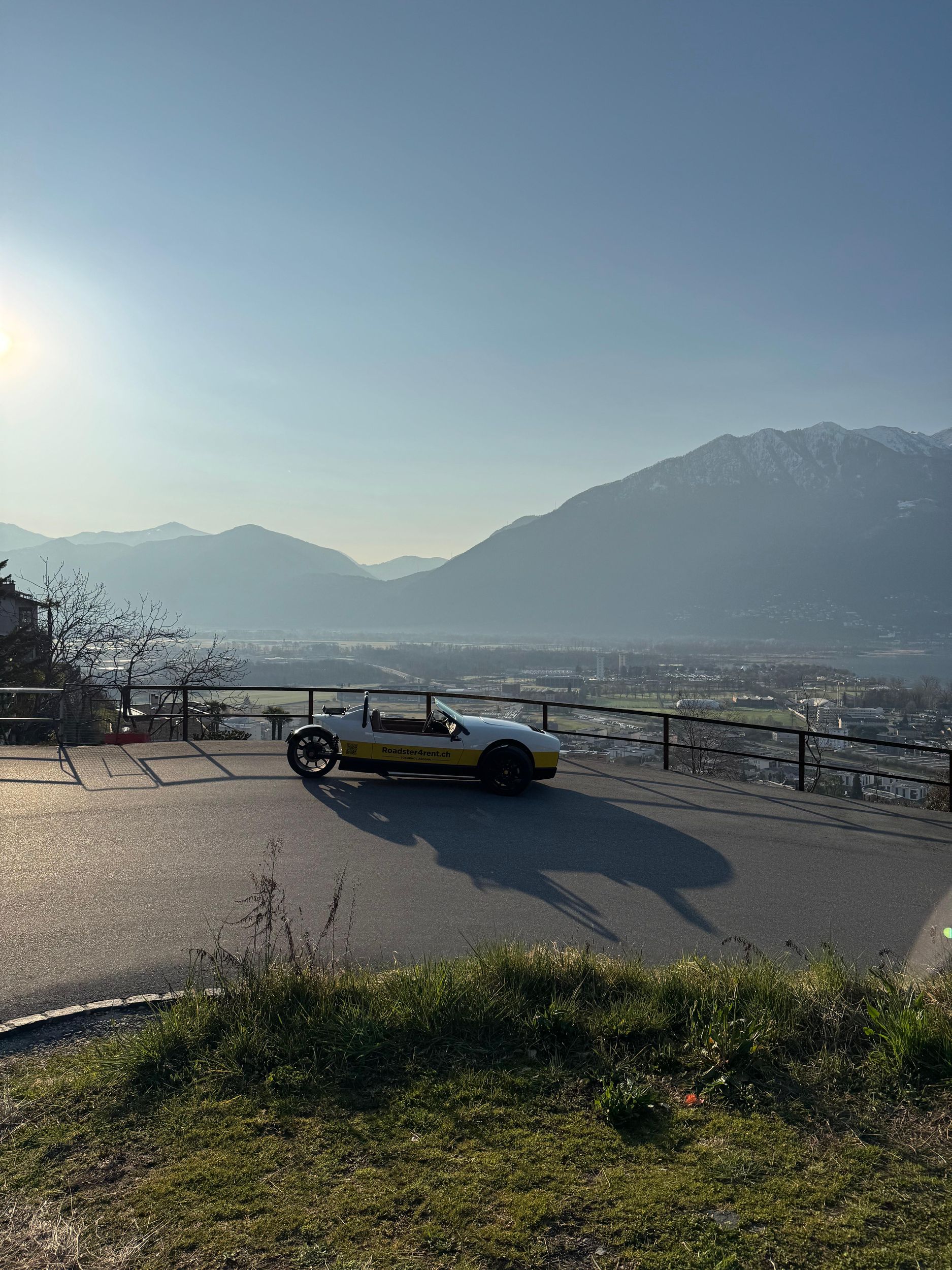 Locarno: Tagesfahrt mit einem dreirädrigen Vanderhall (Roadster)