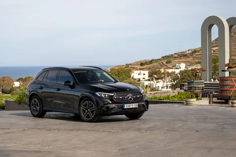 Santorini: Luxurious VIP Transfers Airport & Port