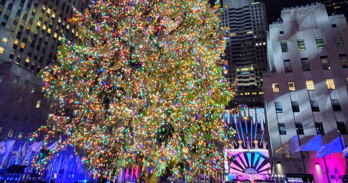 Nyc: Holiday Lights Guided Bus Tour With Santa 