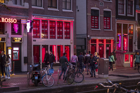 Amsterdam: rondleiding door de Wallen en coffeeshopsPrivate Red Light District en Coffeeshop-tour