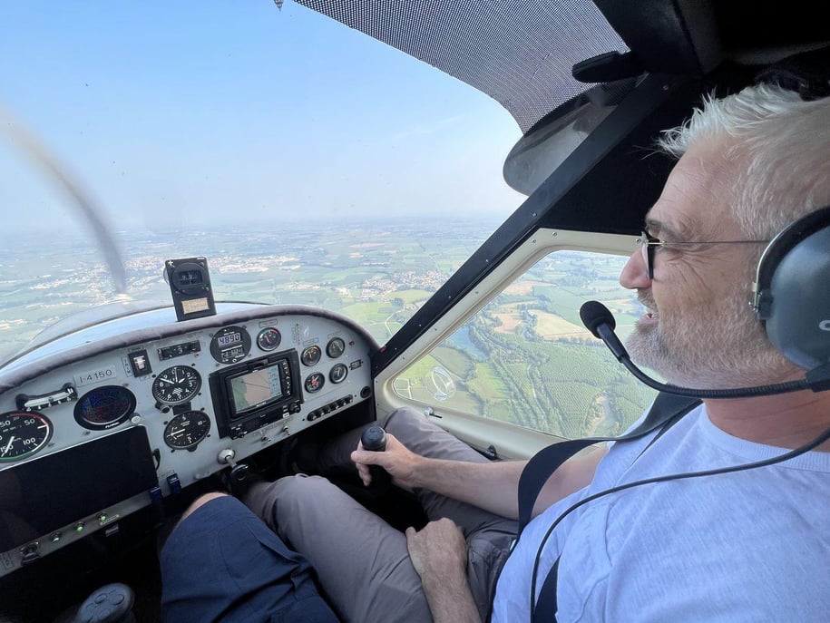 Dovera: Aktive Flugstunde mit einem Leichtflugzeug in der Nähe von Mailand Dovera: Aktive ...