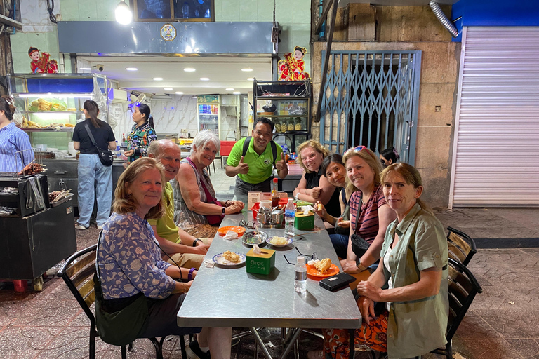 Phnom Penh: Evening City Site Highlight Tour by Tuk Tuk Vespa Option + English Guide