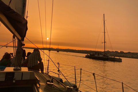 Lisbonne : "Sunset" &amp; "Day Tours" en bateau, avec boisson et musiqueLisbonne : "Tour en bateau privé au coucher du soleil", avec boissons et musique
