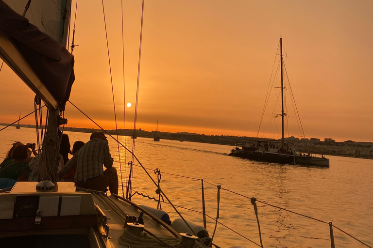 Lisbonne : "Sunset" &amp; "Day Tours" en bateau, avec boisson et musiqueLisbonne : "Tour en bateau privé au coucher du soleil", avec boissons et musique