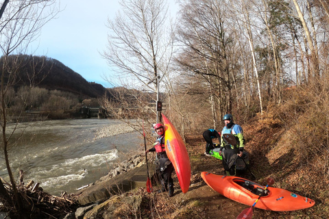 Graz: allenamento della tecnica del kayak nello slalom delle acque biancheGraz: allenamento della tecnica del kayak nello slalom