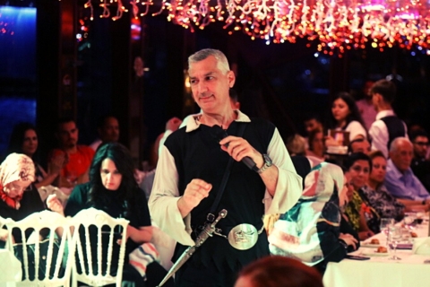 Stambuł: Rejs z kolacją po Bosforze z napojami i pokazem tureckimMenu standardowe z napojami alkoholowymi i miejscem spotkań