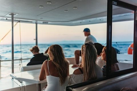 Rhodos: Catamaran cruise bij zonsondergang met dinerCatamaran Cruise "Vrijheid" bij zonsondergang
