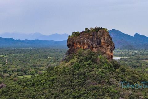 Sri Lanka : 2-Day Tour to Sigiriya, Dambulla, and Kandy