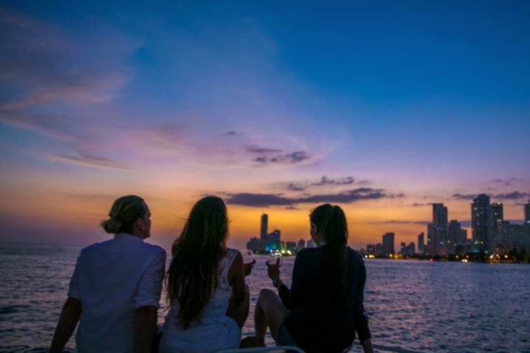 Cartagena: Speedboot-Sonnenuntergangsparty mit Open Bar & Club-Eintritt