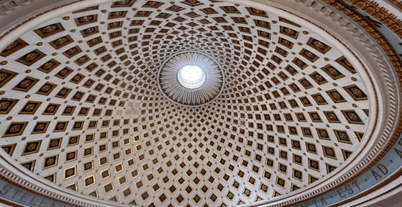 Between Creations and Miracles: Handicrafts and the Basilica of Mosta TOUR IN PORTUGUESE