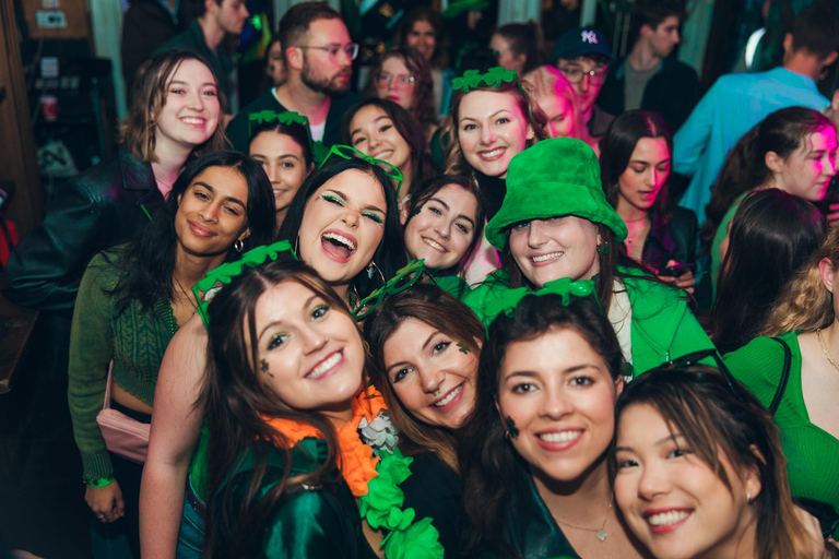 卡迪夫：导游陪同酒吧巡游，包含畅饮和夜店入场券Cardiff: Guided Bar Crawl with Shots and Nightclub Entry