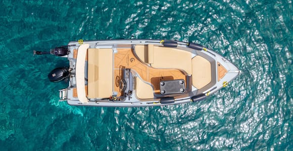 Santorini: License-Free Motor Boat Rental 5 - 10 Hours