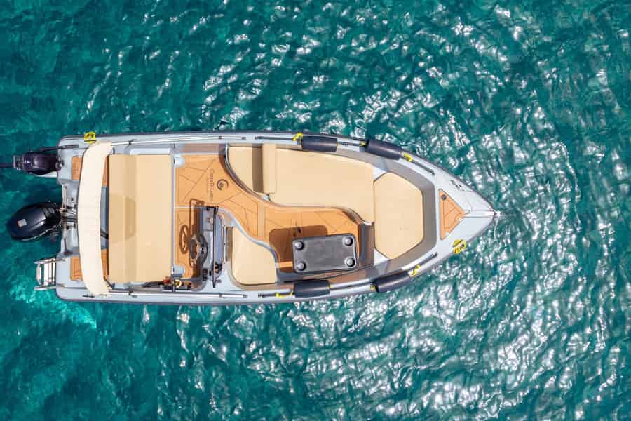 Santorin: Ganz- oder halbtägige Vermietung eines Motorboots ohne Führerschein. Foto: GetYourGuide Santorin: Ganz- oder halbtägige Vermietung eines Motorboots ohne Führerschein. Foto: GetYourGuide