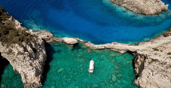 Zakynthos: Boat Tour to Shipwreck Beach & into Blue Caves