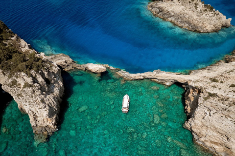 Zakynthos: Shipwreck Beach and Blue Caves Boat Tour Small boat tour to the Blue Caves