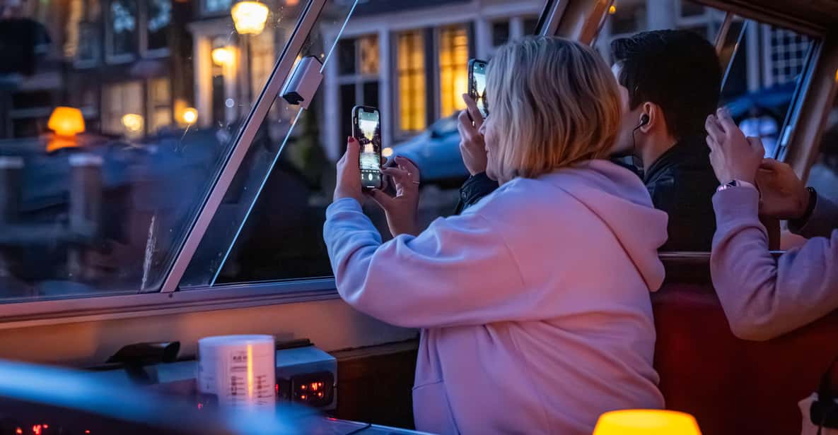 Impressie van Amsterdam: avondrondvaart door de grachten – optie met stadslichten en wijn