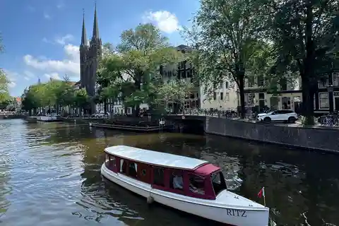 Amsterdam: Wycieczka prywatną łodzią po Amsterdamie z drinkiem powitalnym