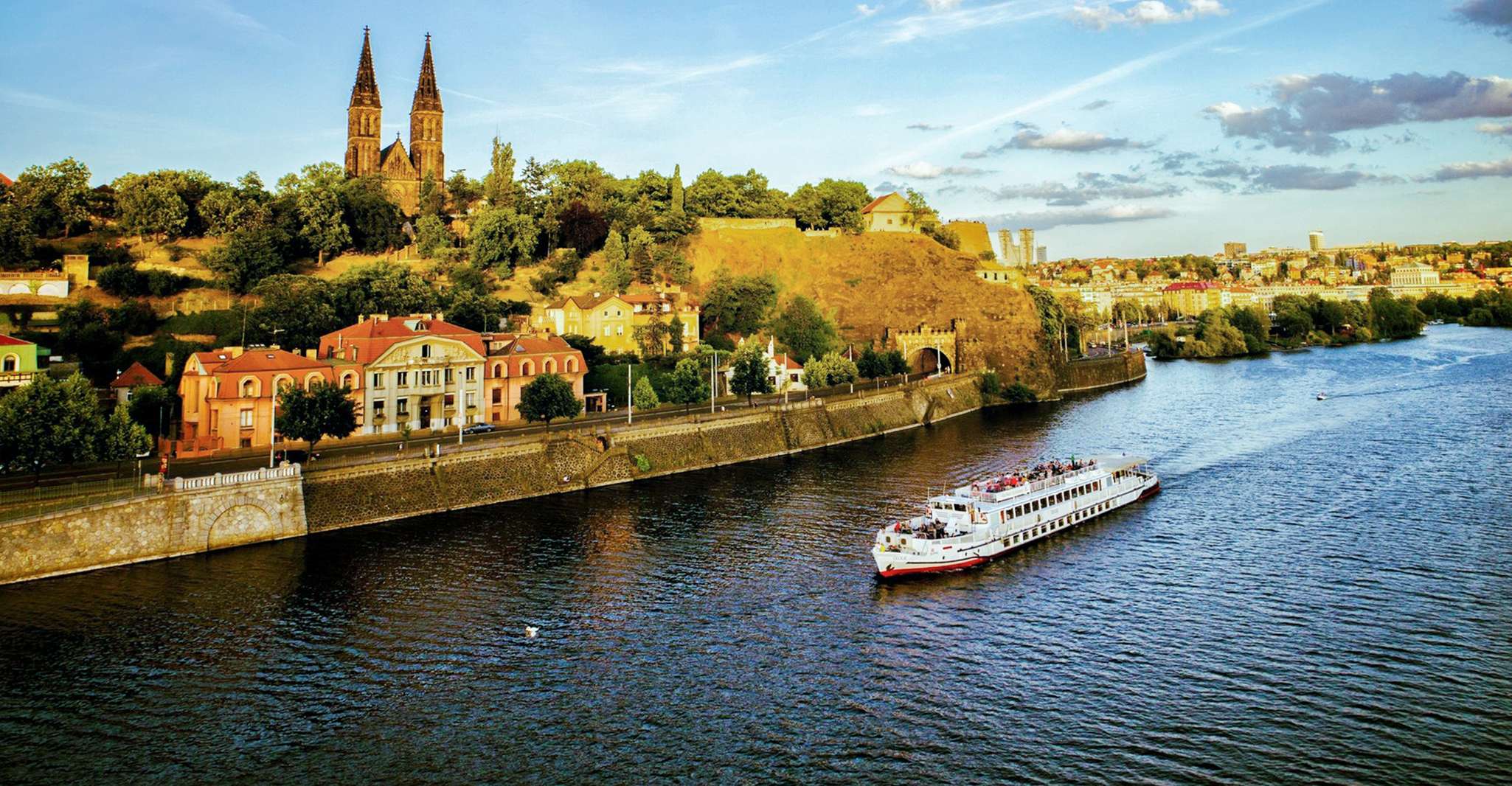 Praga, Crucero nocturno del río Moldava con Buffet - Hizvo