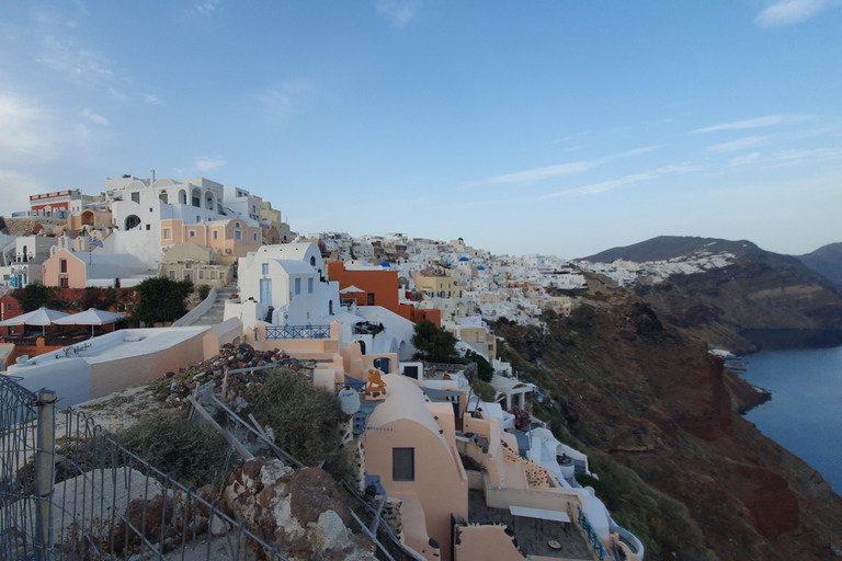 Santorini: Oia Walking Tour and Lighthouse Sunset with Wine