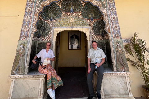 Delhi : excursion de 5 jours dans le Triangle d&#039;Or avec un guide germanophoneExcursion de 5 jours avec hébergement dans des hôtels 4 étoiles