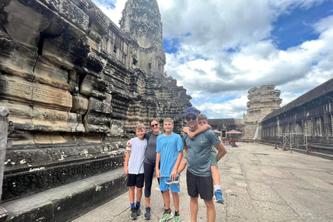 Passeio de bicicleta ao nascer do sol em Angkor Wat com almoço incluído