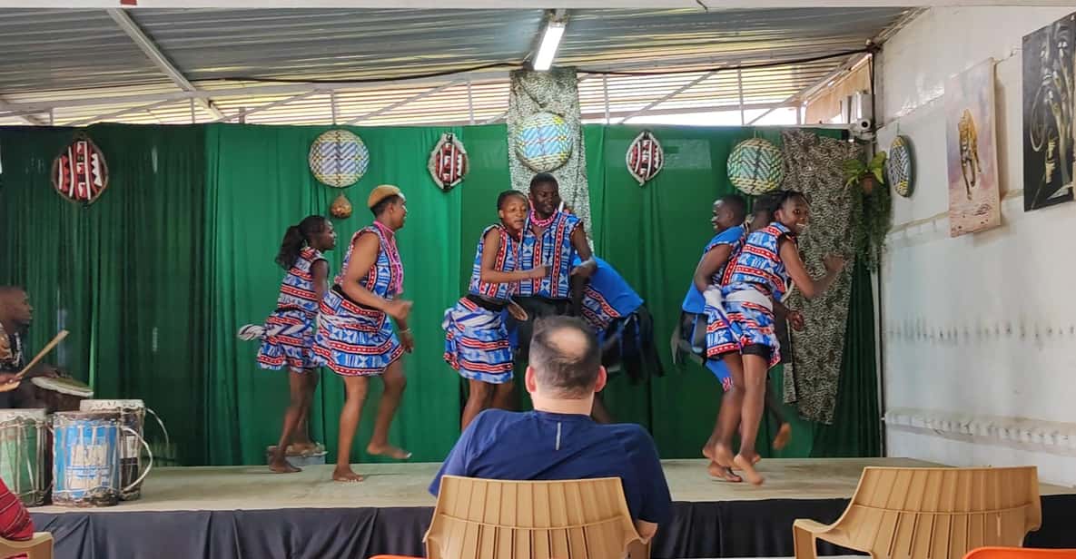 Afbeelding 11 van Giraffen-centrum, Blixen-museum en traditionele dansshow