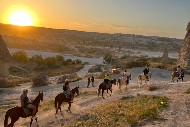 Experiência de passeio a cavalo ao pôr do sol