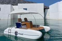 Abu Dhabi: Luxuriöse Fahrt mit einem elektrischen Katamaran zum Louvre