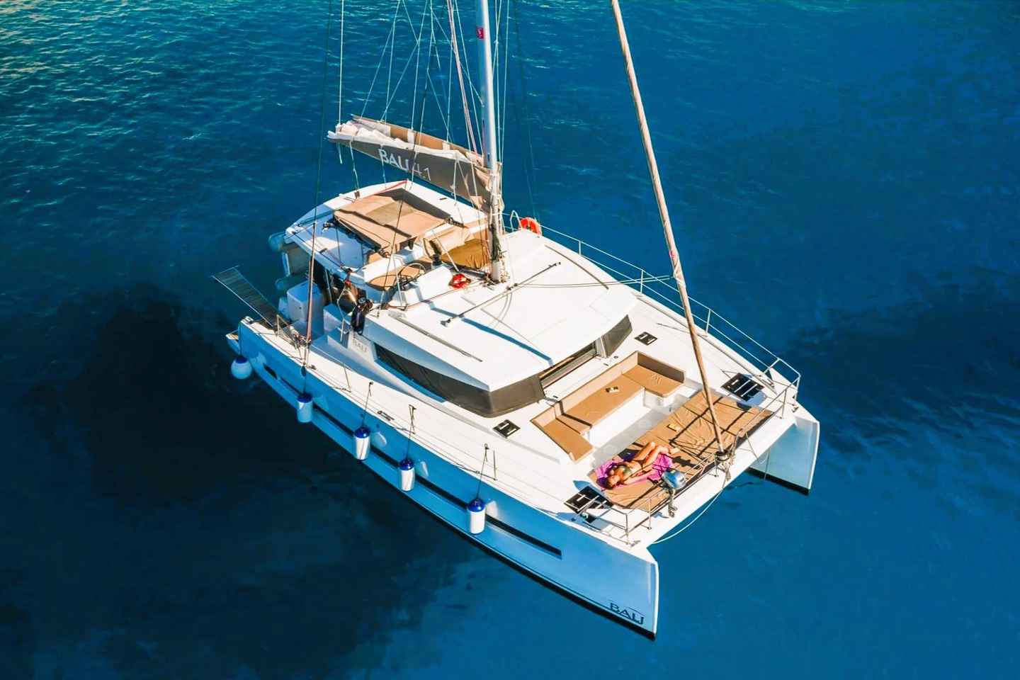 Heraklion: Luxury Catamaran Cruise to Dia Island with Lunch