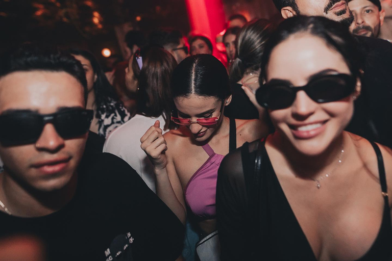 Medellin El Poblado Pub Crawl: Rooftop Vibes und Club Hoppin