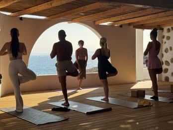 Mykonos: sessione di yoga di gruppo al tramonto