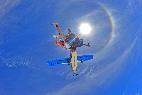 Pattaya: Dropzone Tandem Skydive with Return TransferDeluxe package//Skydiving+hand-camera(Gopro cam)