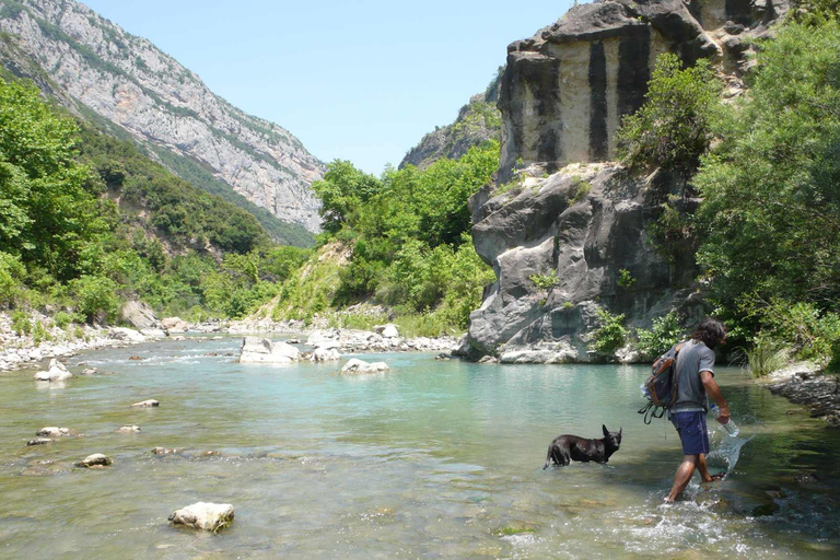 Da Tirana/Durres/Golem: Grotta di Pellumbas e ZipliningDa Tirana: Grotta di Pellumbas, castello di Petrela e zipline