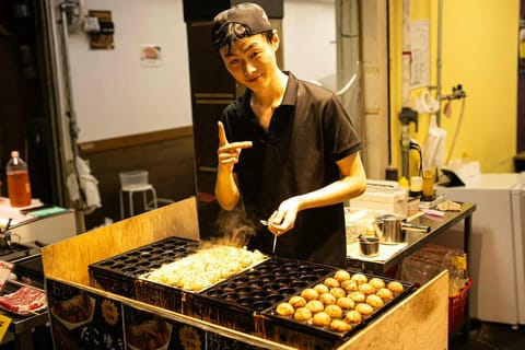 Osaka: Kuromon Market Food Tour with Spanish-Speaking Guide