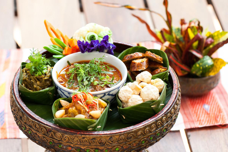 Chiang Mai: Khantoke Dinner with Traditional Performance Khantoke Dinner Set