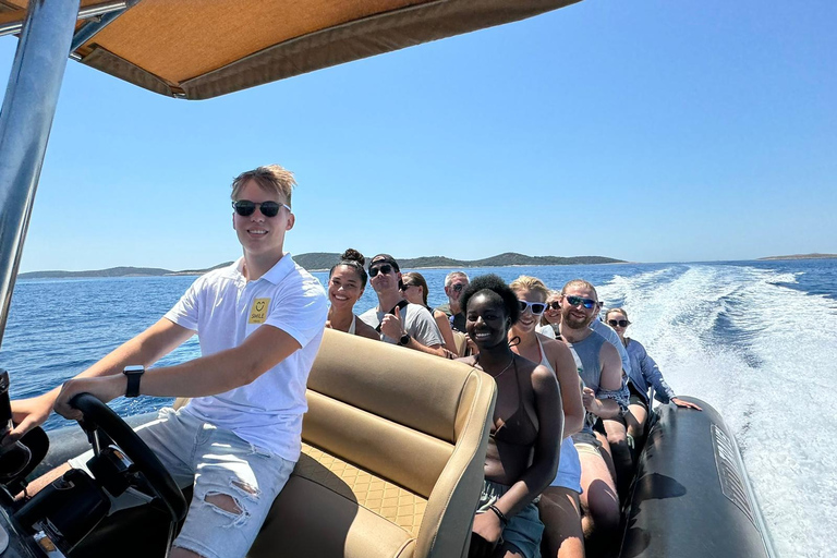 Split: Laguna Azul, Hvar y 5 Islas Tour en barco en grupo reducidoTour privado en inglés