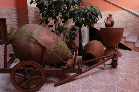 Batoumi : cours de fabrication de churchkhela avec collationBatoumi : Masterclass sur la fabrication du churchkhela avec collation