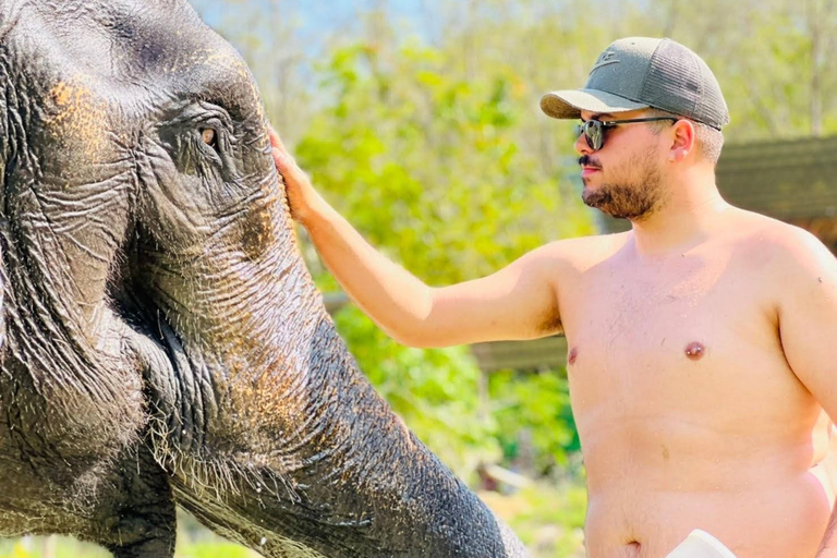 Phuket: Elefanten füttern bei Phuket Elephant CareAbholung vom Hotel in Phuket