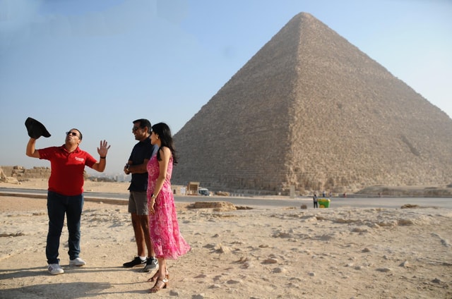 Guided Tour: Giza pyramids, Sphinx and Great pyramid inside