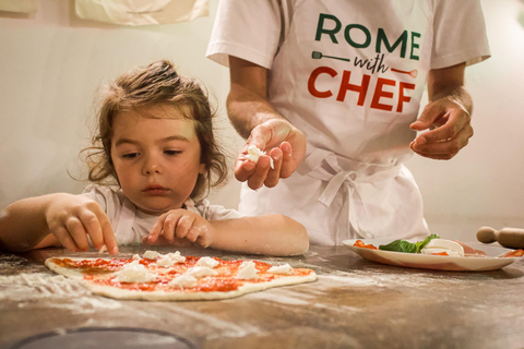 Roma: corso di cucina con pizza e tiramisù vicino al ColosseoCorso di pizza e tiramisù della famiglia Rome vicino al Colosseo