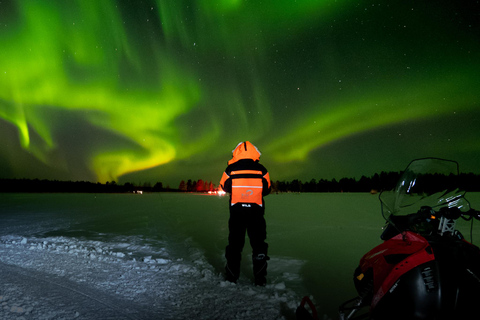 Levi: Excursión en moto de nieve por la Aurora Boreal con aperitivos y bebidas