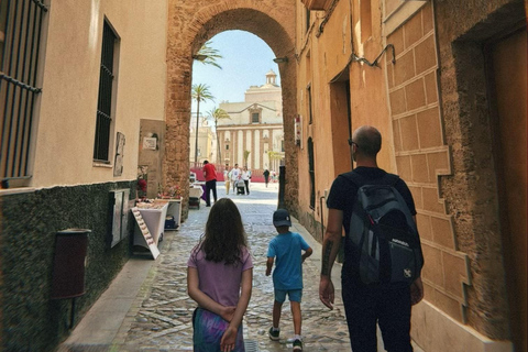 Cádiz: Walking Tour with Tapas and Drinks