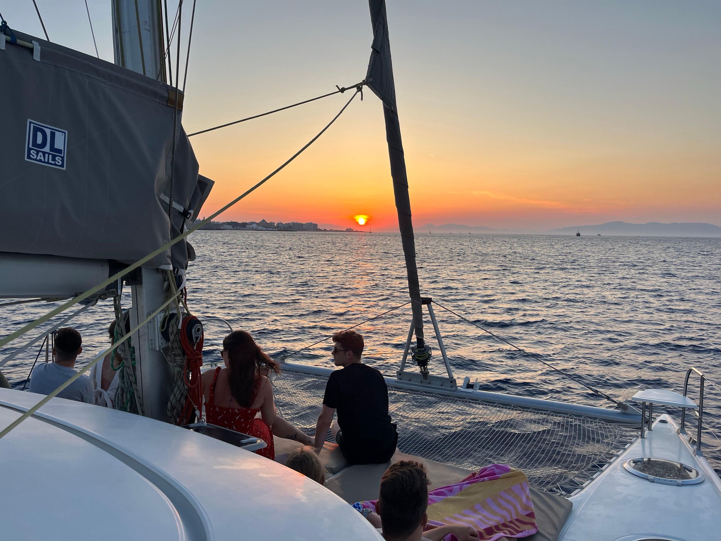 Halbtägige Katamaranfahrt mit Sonnenuntergangserlebnis
