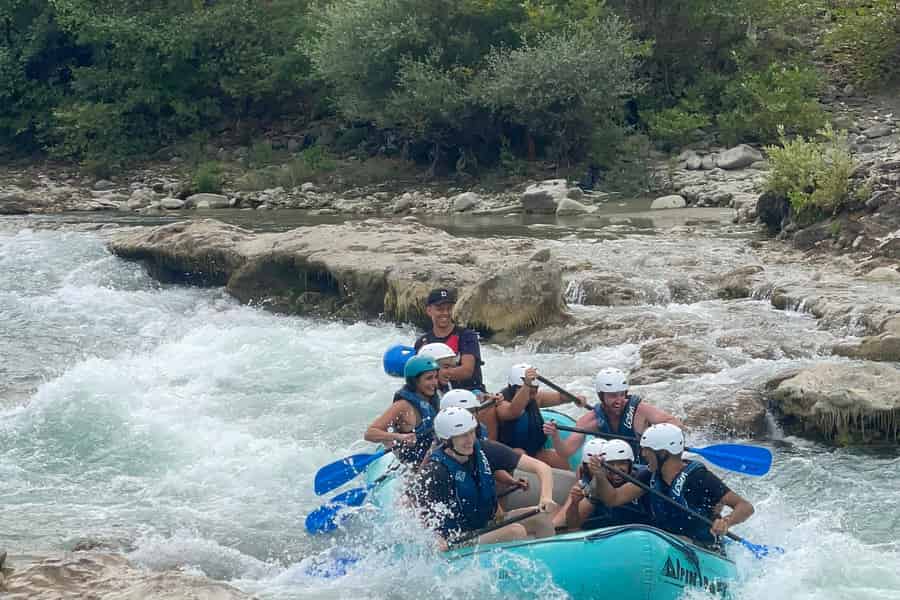 Rafting auf dem Fluss Vjosa in Albanien – Klippensprung & kostenlose Fotos. Foto: GetYourGuide Rafting auf dem Fluss Vjosa in Albanien – Klippensprung & kostenlose Fotos. Foto: GetYourGuide