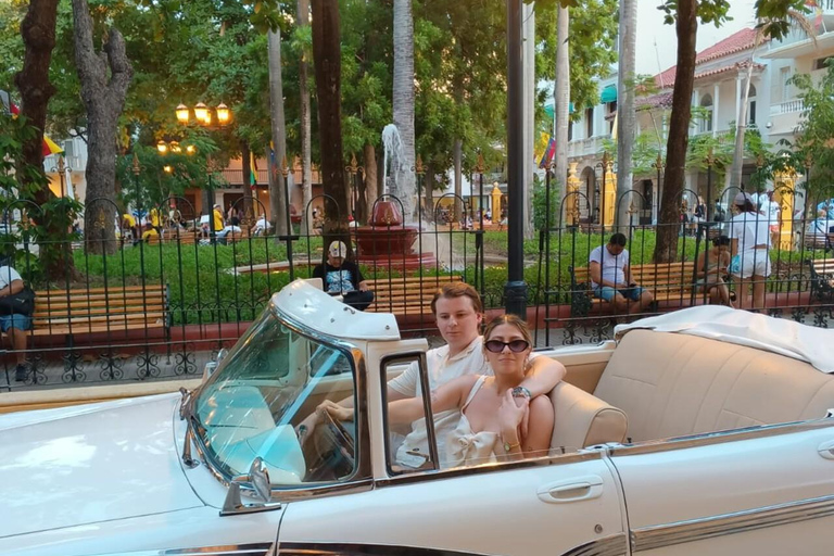 Tour privato in auto d'epoca a Cartagena