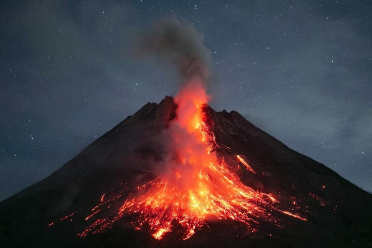 Yogyakarta: Evening at Merapi Volcano, admiring falling lava