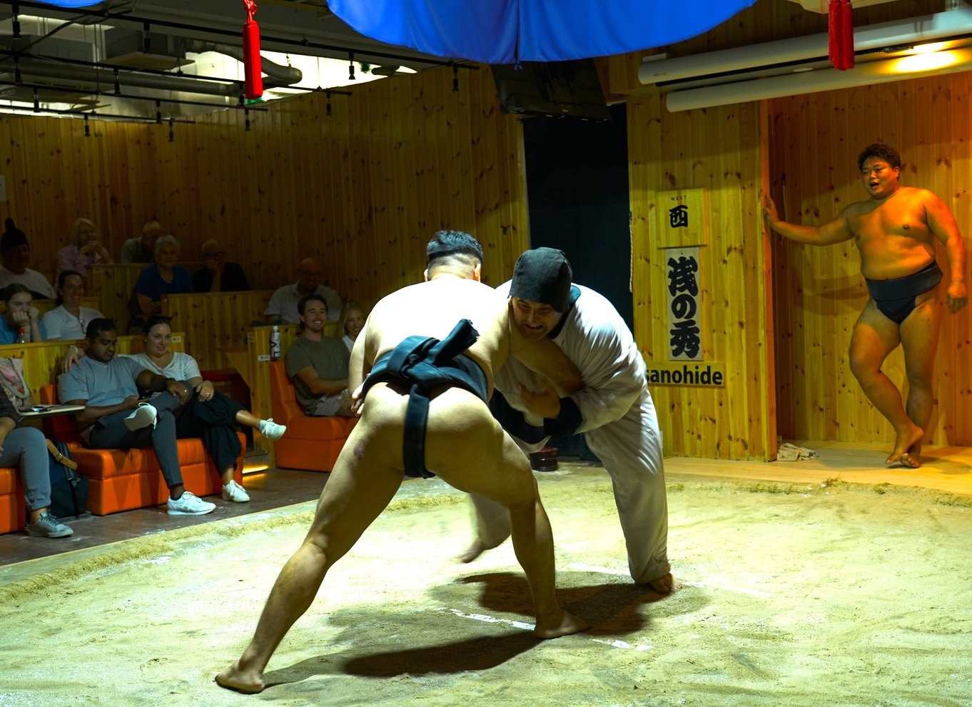 Tokyo: Sumo-underholdningsshow med kyllingegryderet og geisha