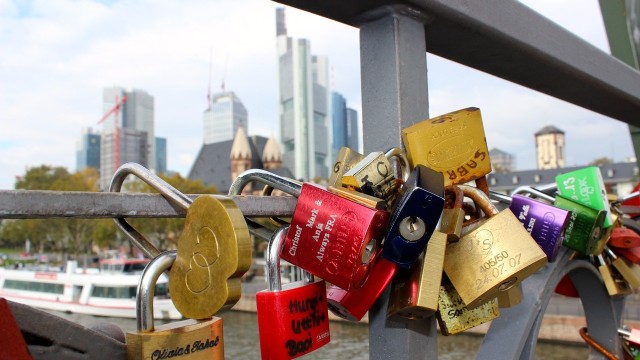 Frankfurt: Self-guided City Walk to Locals Favourite Places