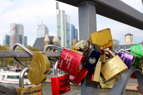 Frankfurt: Self-guided City Walk to Locals Favourite Places