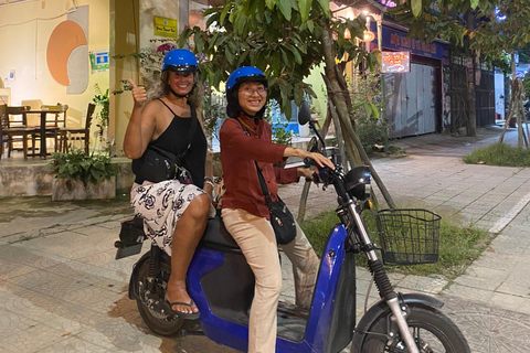 Hue: Night Street Food Tour per E Bike met een vrouwelijke ruiter